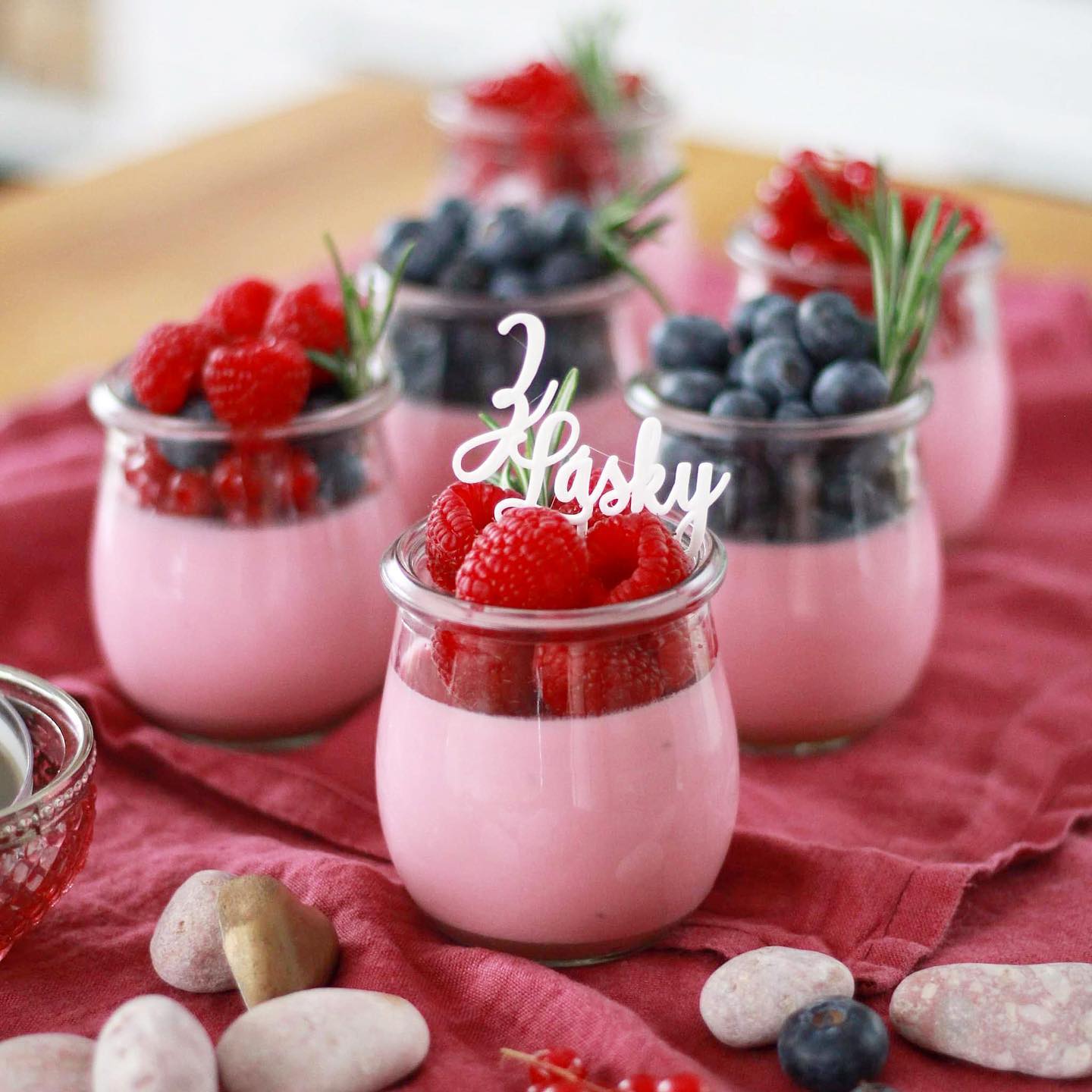 smetanová panna cotta s malinami – valentýnský recept